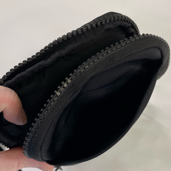 Lululemon black crossbody / waist convertible easy access belt bag - Picture 4 of 11